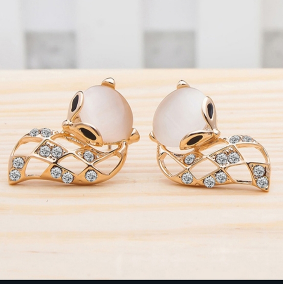 Jewelry - NWT Gold White Adorable Boho Fox Earrings!